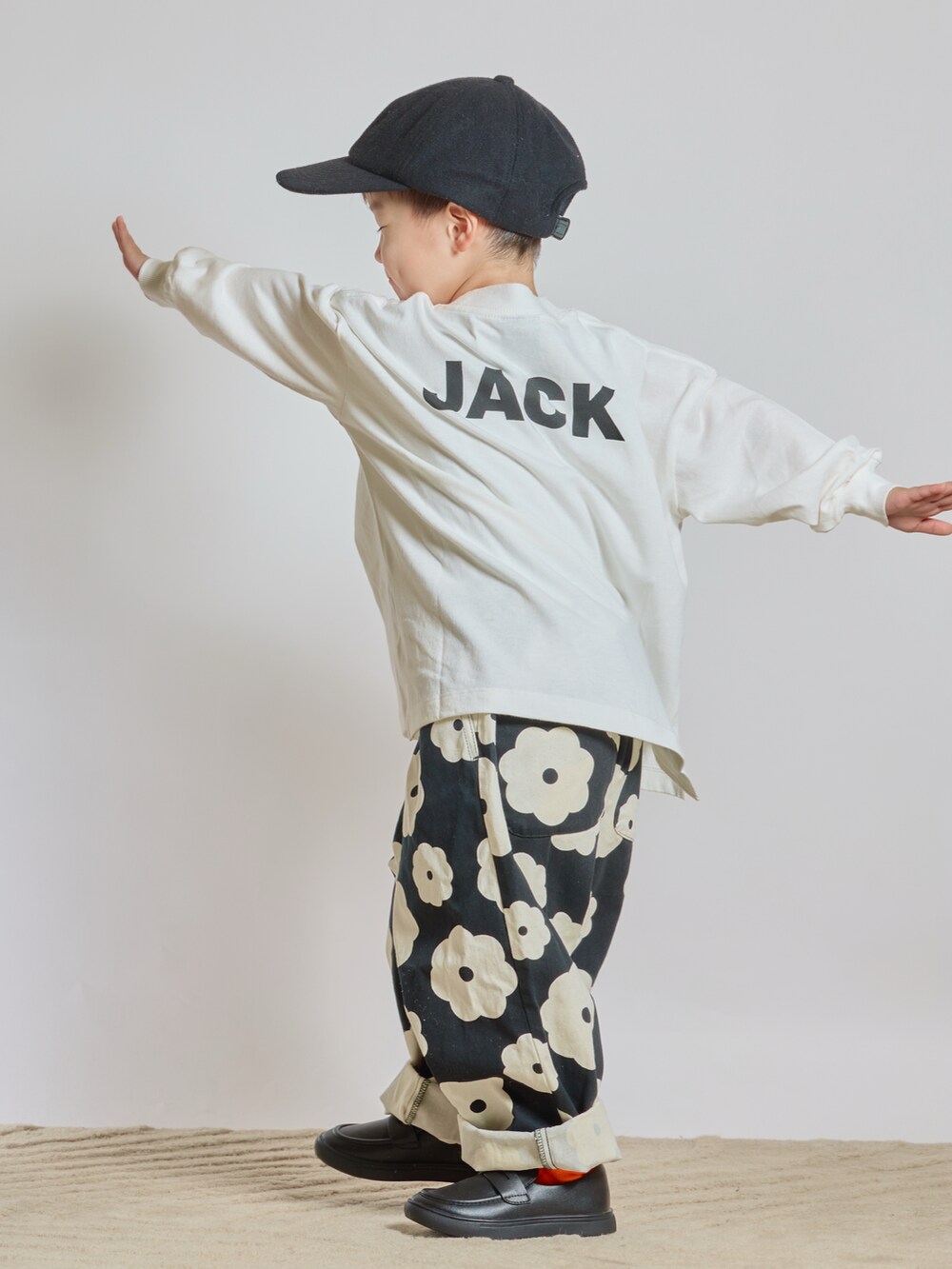 ブラック系のその他パンツ、ホワイト系のTシャツ/カットソー、ブラック系のローファーを着用したキッズの秋コーディネートの4枚目の写真