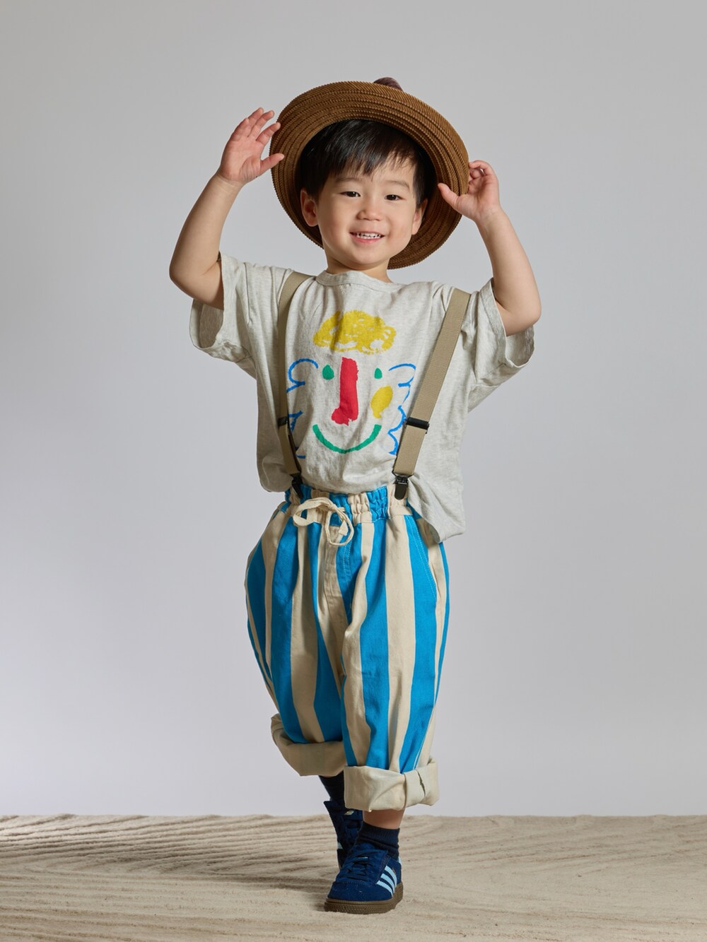 グレー系のTシャツ/カットソー、ブルー系のその他パンツ、ブルー系のスニーカーを着用したキッズの春コーディネートの5枚目の写真