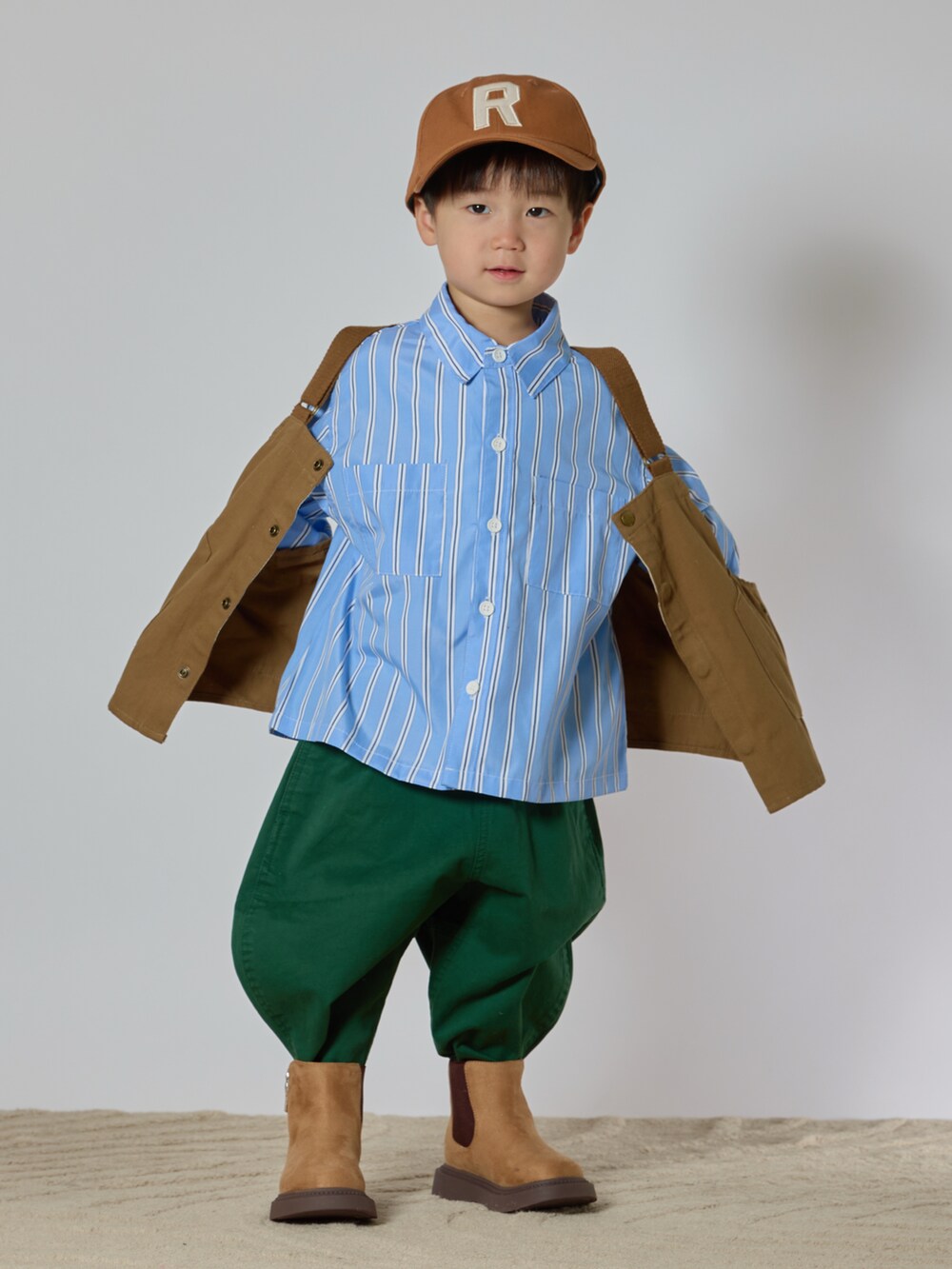 ブルー系のシャツ/ブラウス、ベージュ系のベスト、グリーン系のチノパンツを着用したキッズの春コーディネートの4枚目の写真