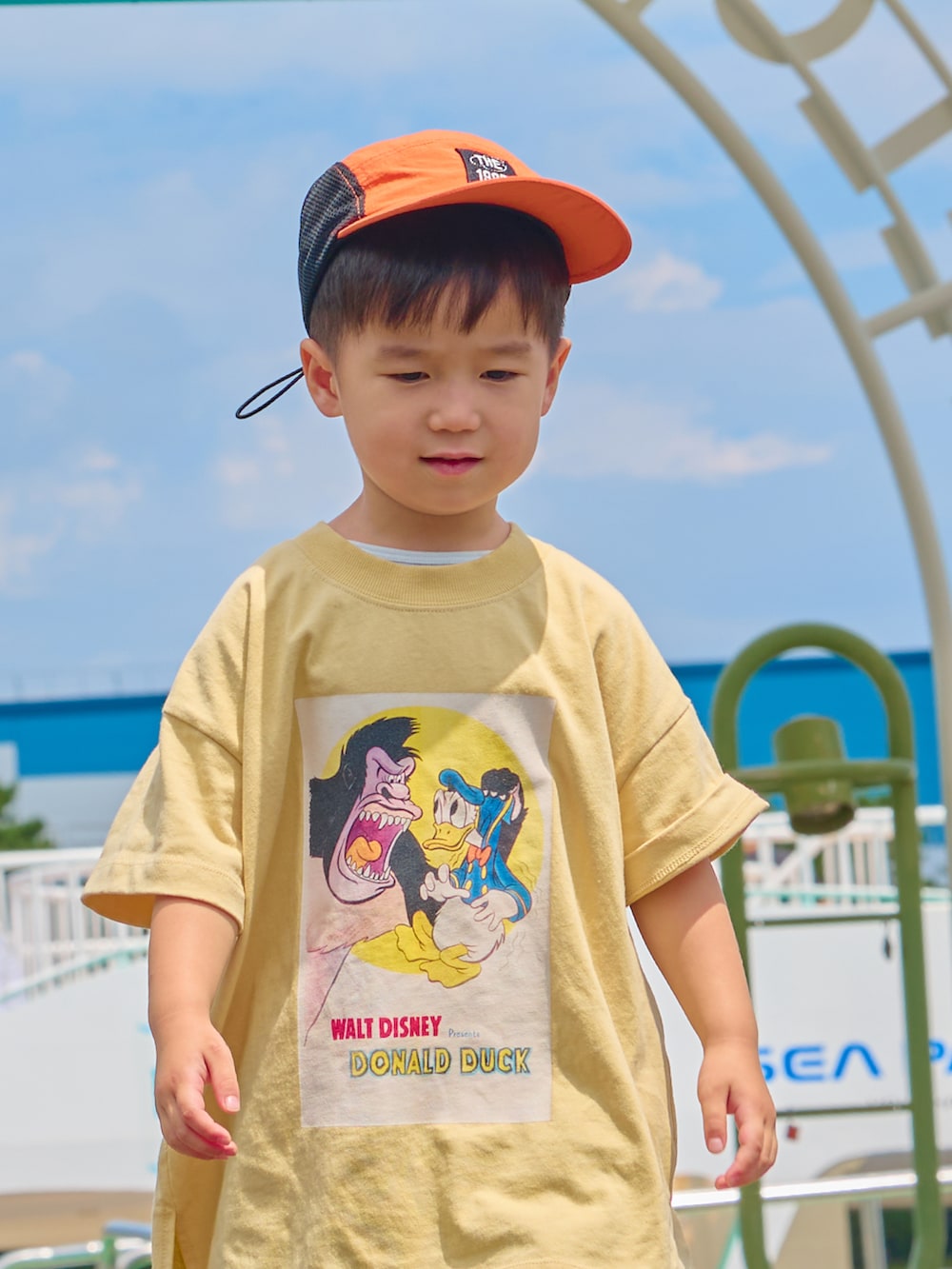 ブルー系のスニーカー、ブルー系のその他パンツ、イエロー系のTシャツ/カットソーを着用したキッズの夏コーディネートの2枚目の写真