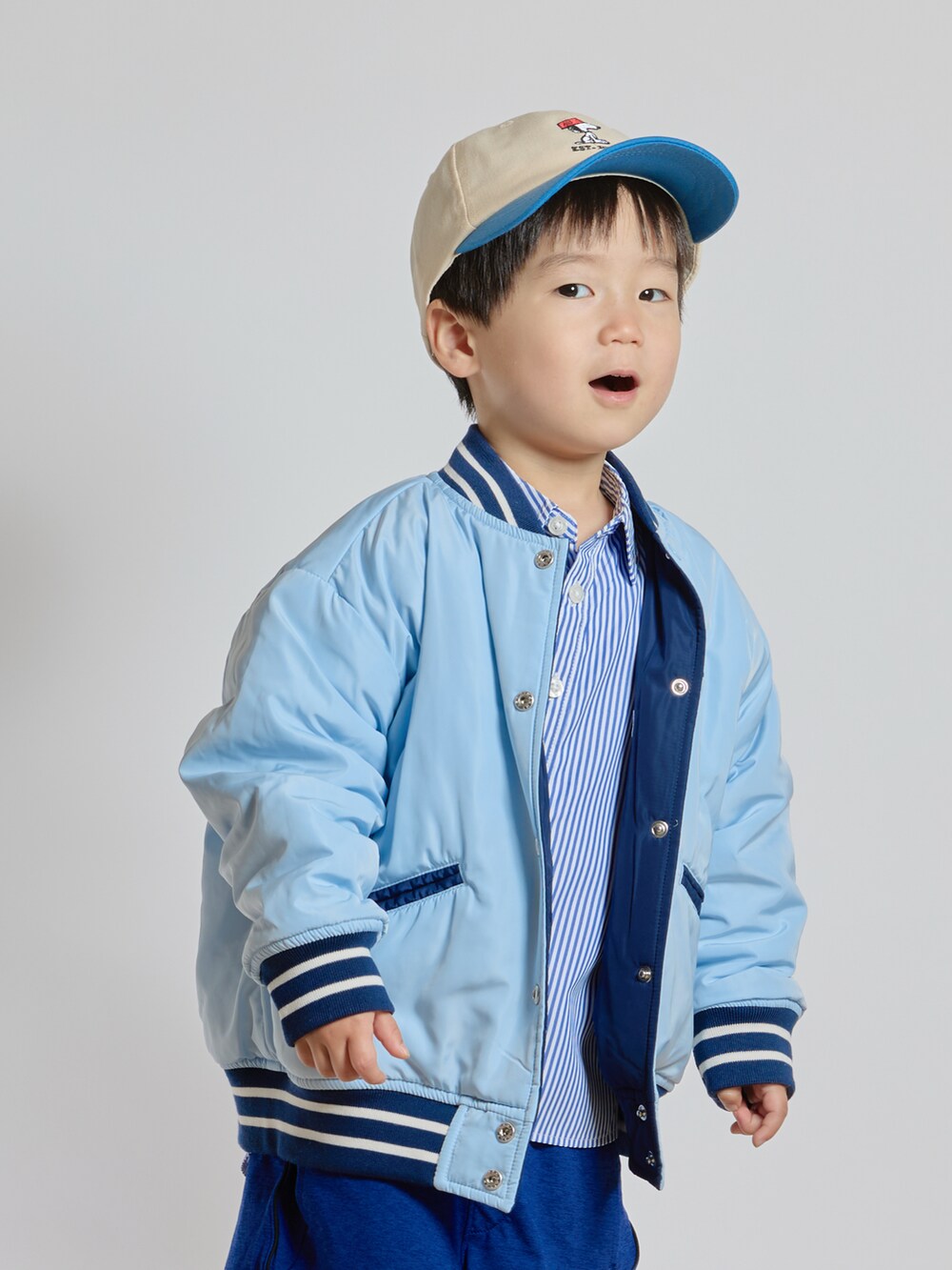 ブルー系のシャツ/ブラウス、ブルー系のその他パンツ、ブルー系のスニーカーを着用したキッズの春コーディネートの3枚目の写真