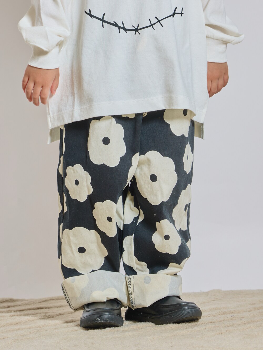 ブラック系のその他パンツ、ホワイト系のTシャツ/カットソー、ブラック系のローファーを着用したキッズの秋コーディネートの3枚目の写真