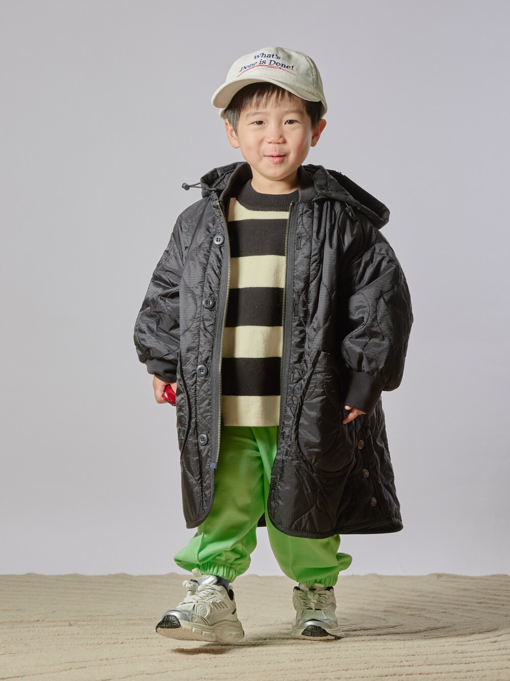 ブラック系のニット/セーター、ブラック系のダウンジャケット/コート、グリーン系のその他パンツを着用したキッズの冬コーディネートの4枚目の写真