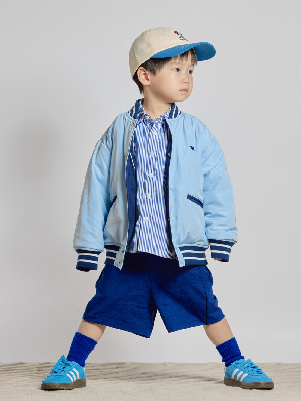 ブルー系のシャツ/ブラウス、ブルー系のその他パンツ、ブルー系のスニーカーを着用したキッズの春コーディネートの5枚目の写真