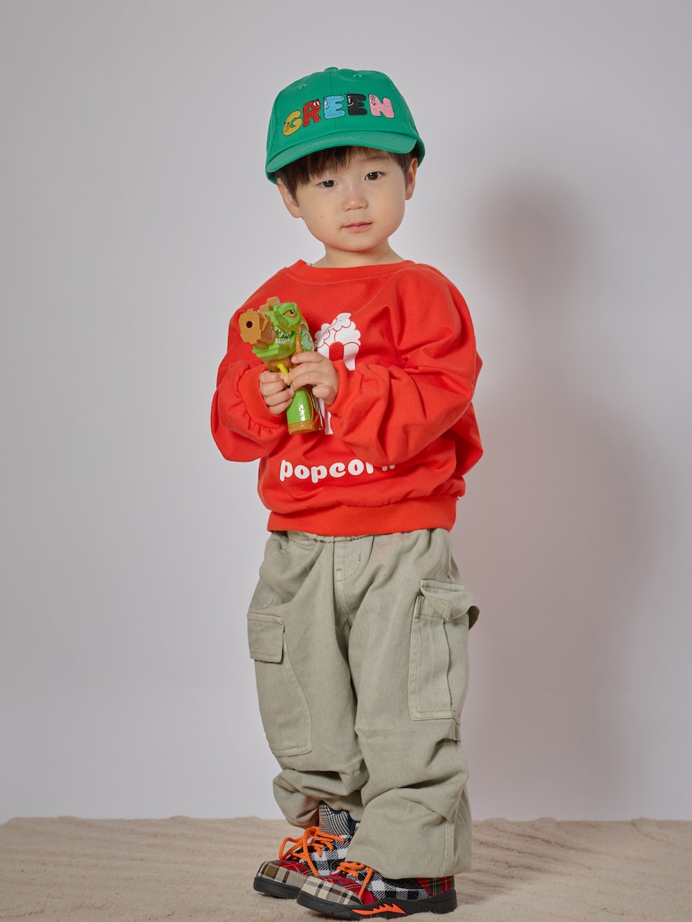 「パステルカラー、パステル映える春、スニーカー、カーゴパンツ、シンプルコーデ、カジュアルコーデ、春色、むすこーで、おとこのこ、男の子、春服みてみて、赤、韓国子供服」｜「韓国子供服のアイテム（スウェット、レッド系）」を使った、STKくんさん（キッズ・90cm）の春コーディネートの4枚目の写真