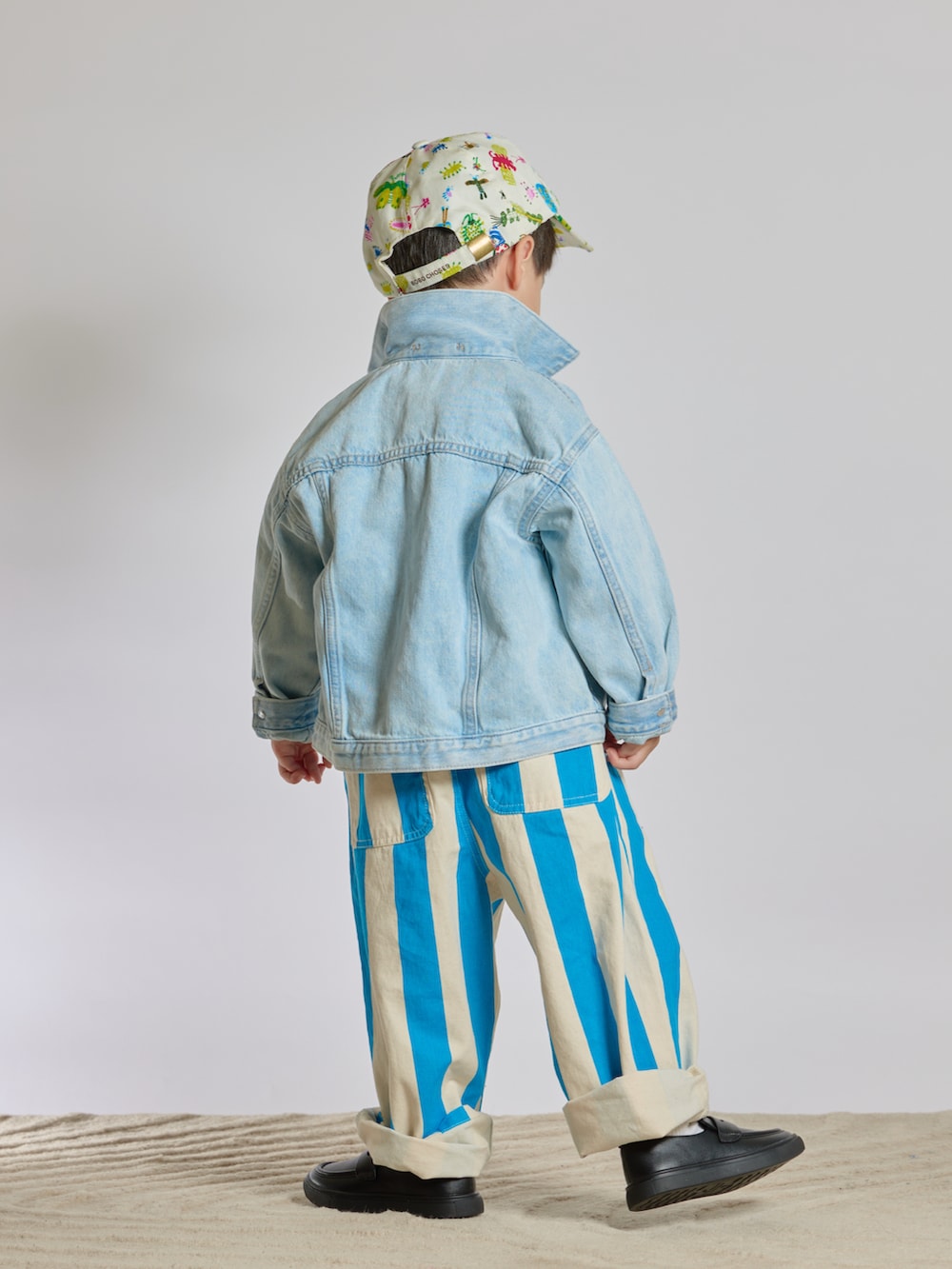 グレー系のTシャツ/カットソー、ブルー系のデニムジャケット、ブルー系のその他パンツを着用したキッズの春コーディネートの4枚目の写真