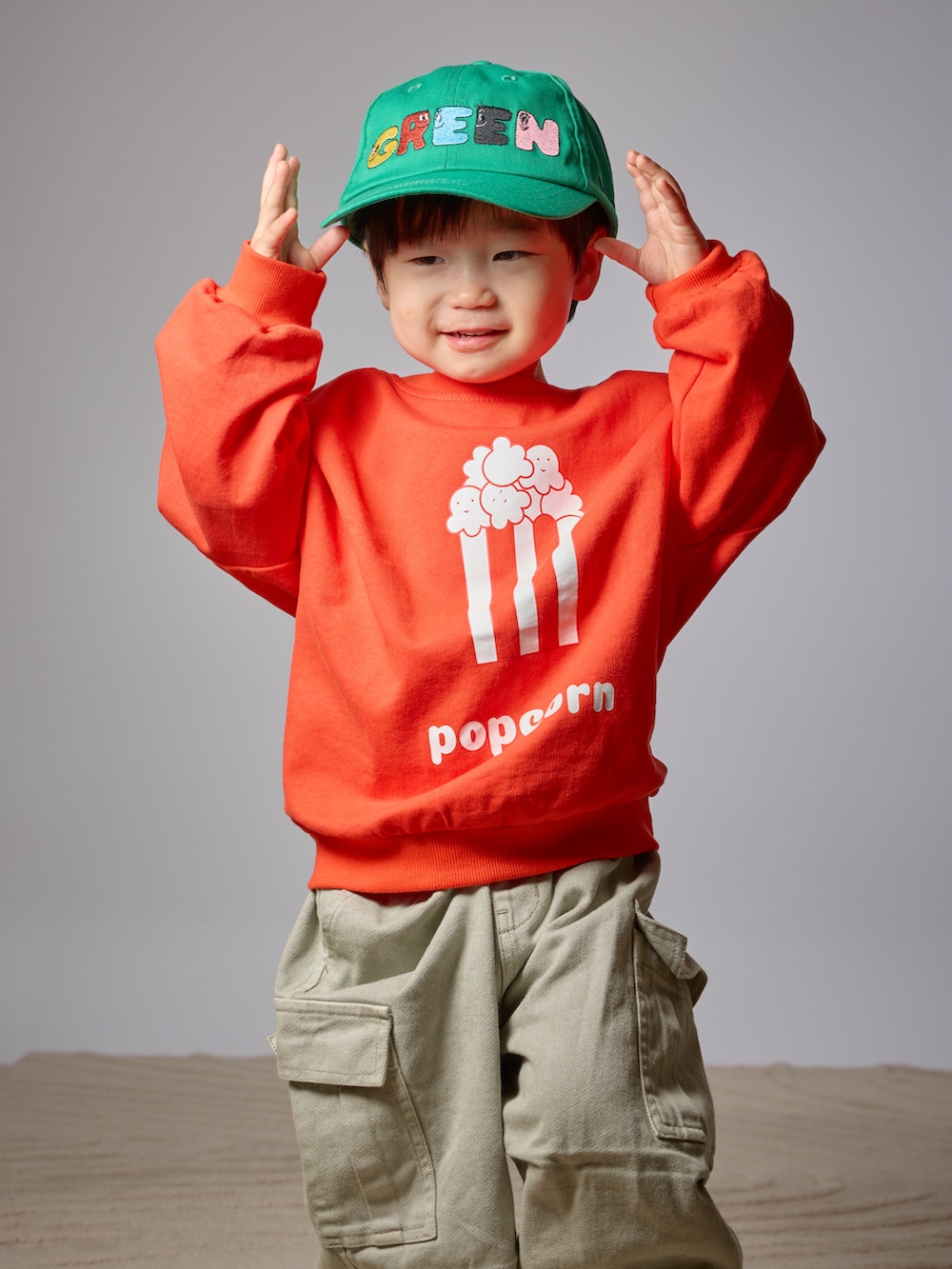「パステルカラー、パステル映える春、スニーカー、カーゴパンツ、シンプルコーデ、カジュアルコーデ、春色、むすこーで、おとこのこ、男の子、春服みてみて、赤、韓国子供服」｜「韓国子供服のアイテム（スウェット、レッド系）」を使った、STKくんさん（キッズ・90cm）の春コーディネートの2枚目の写真