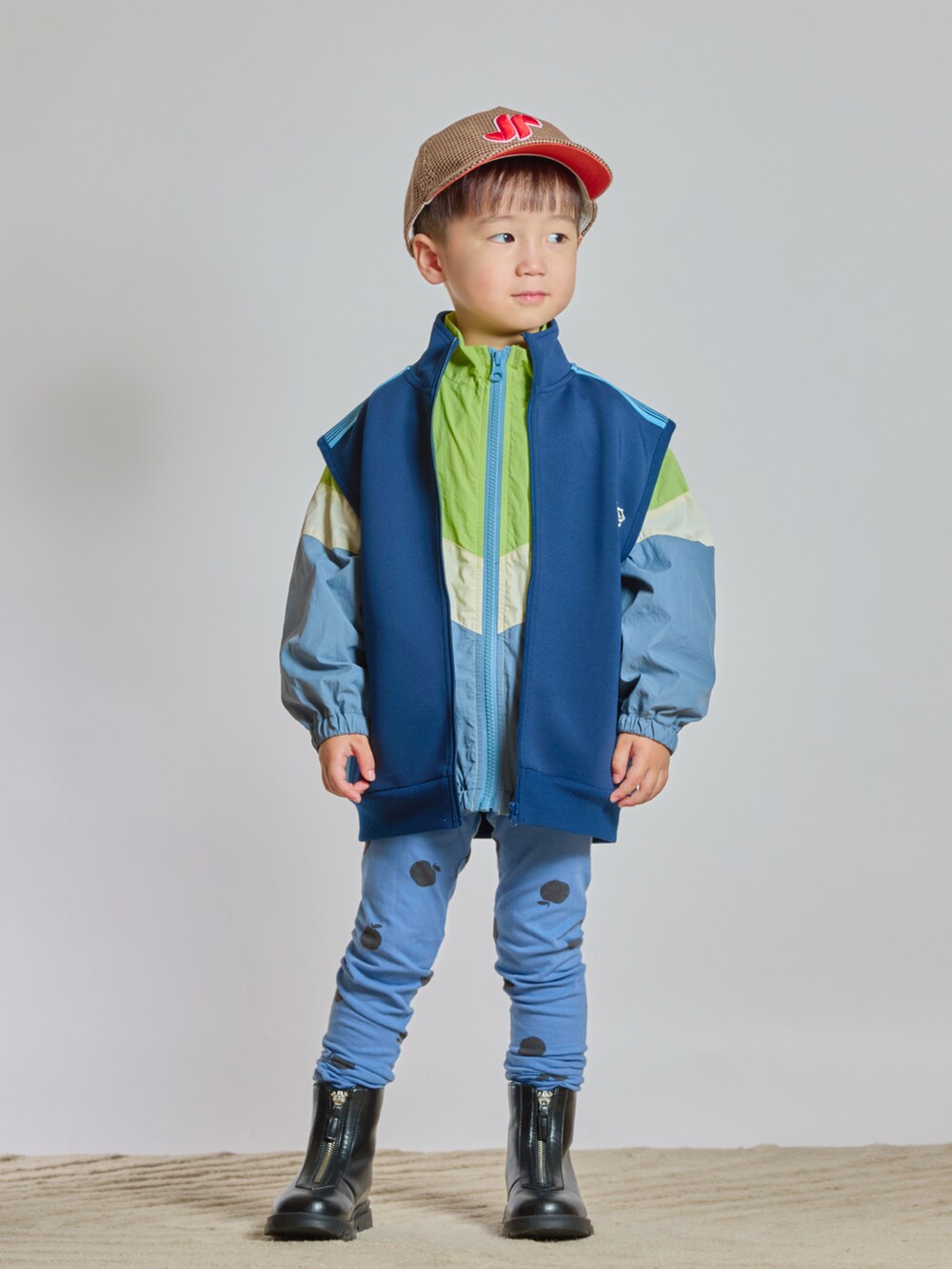 ブルー系のTシャツ/カットソー、イエロー系のナイロンジャケット、ブラック系のブーツを着用したキッズの秋コーディネートの4枚目の写真