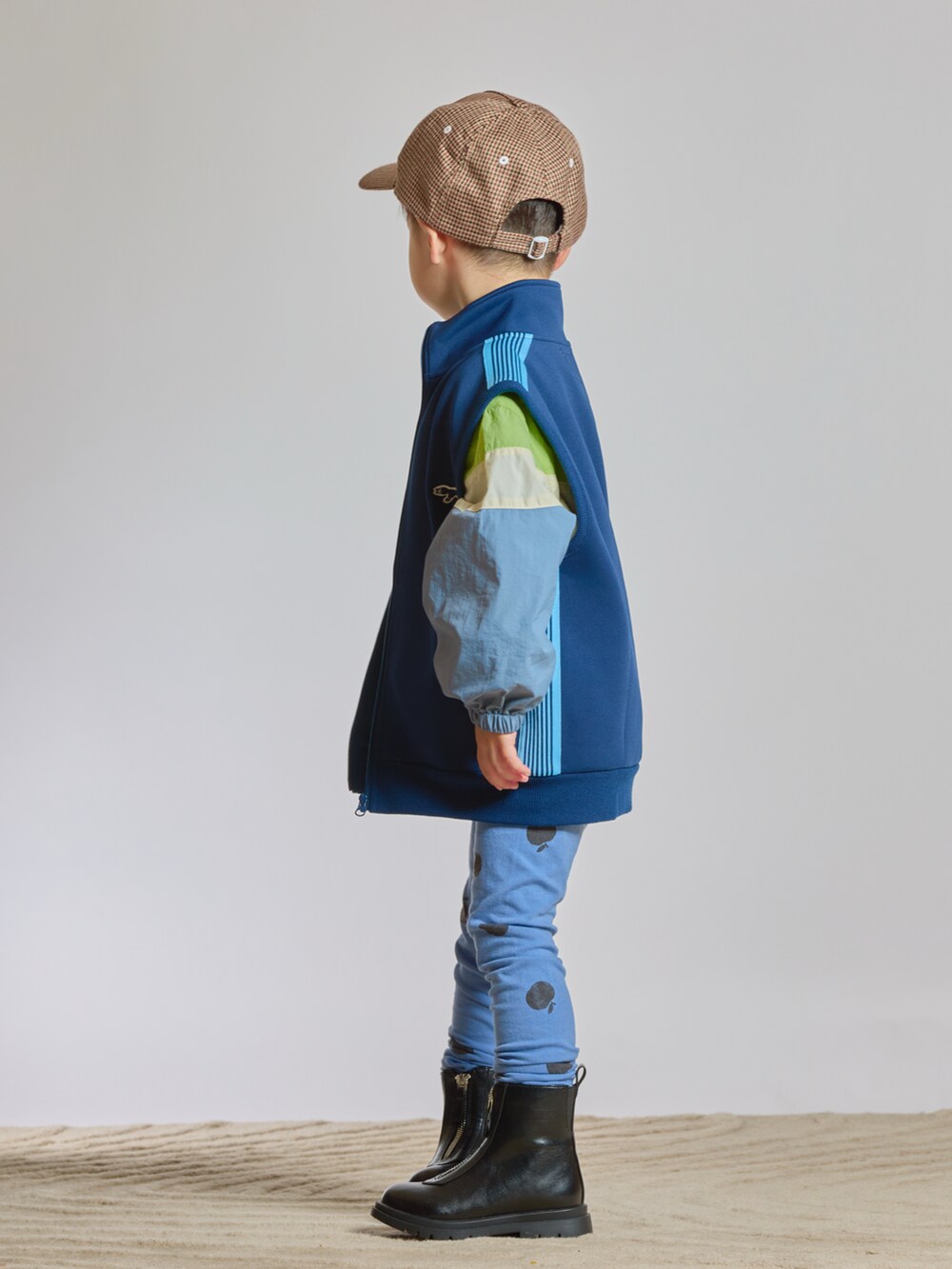 ブルー系のTシャツ/カットソー、イエロー系のナイロンジャケット、ブラック系のブーツを着用したキッズの秋コーディネートの5枚目の写真