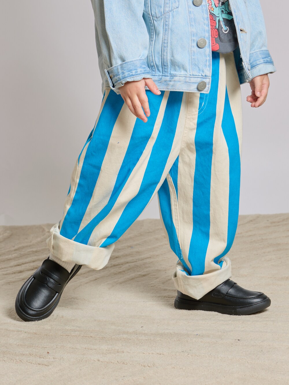 グレー系のTシャツ/カットソー、ブルー系のデニムジャケット、ブルー系のその他パンツを着用したキッズの春コーディネートの3枚目の写真