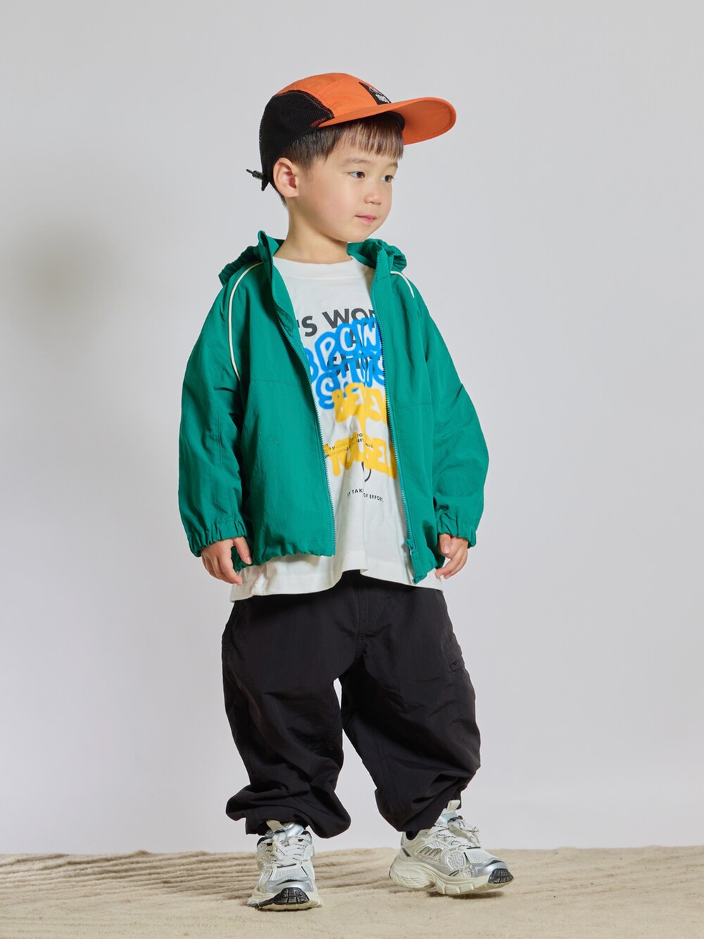 「プチプラ、スポーツミックス、ストリート、スニーカー、厚底シューズ、Tシャツ、ロゴT、カーゴパンツ、パーカー、春夏コーデ、キャップ」｜「GUのアイテム（Tシャツ/カットソー、ホワイト系）」を使った、STKくんさん（キッズ・100cm）の夏コーディネートの4枚目の写真