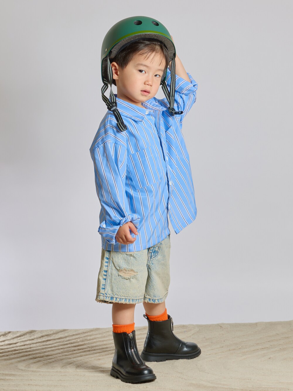 ブラック系のブーツ、ブルー系のデニムパンツ、ブルー系のシャツ/ブラウスを着用したキッズの春コーディネートの4枚目の写真