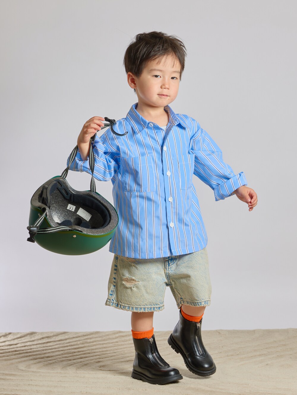 ブラック系のブーツ、ブルー系のデニムパンツ、ブルー系のシャツ/ブラウスを着用したキッズの春コーディネートの5枚目の写真