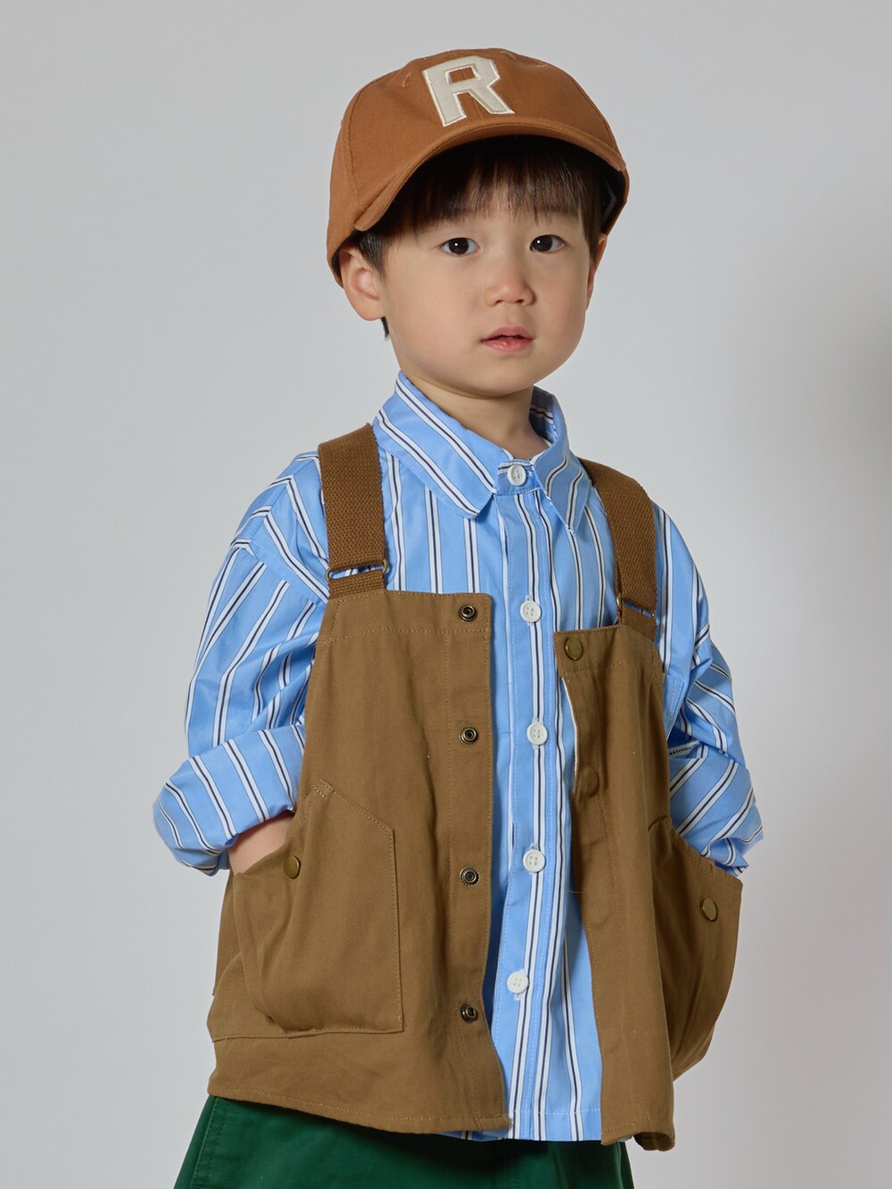 ブルー系のシャツ/ブラウス、ベージュ系のベスト、グリーン系のチノパンツを着用したキッズの春コーディネートの2枚目の写真