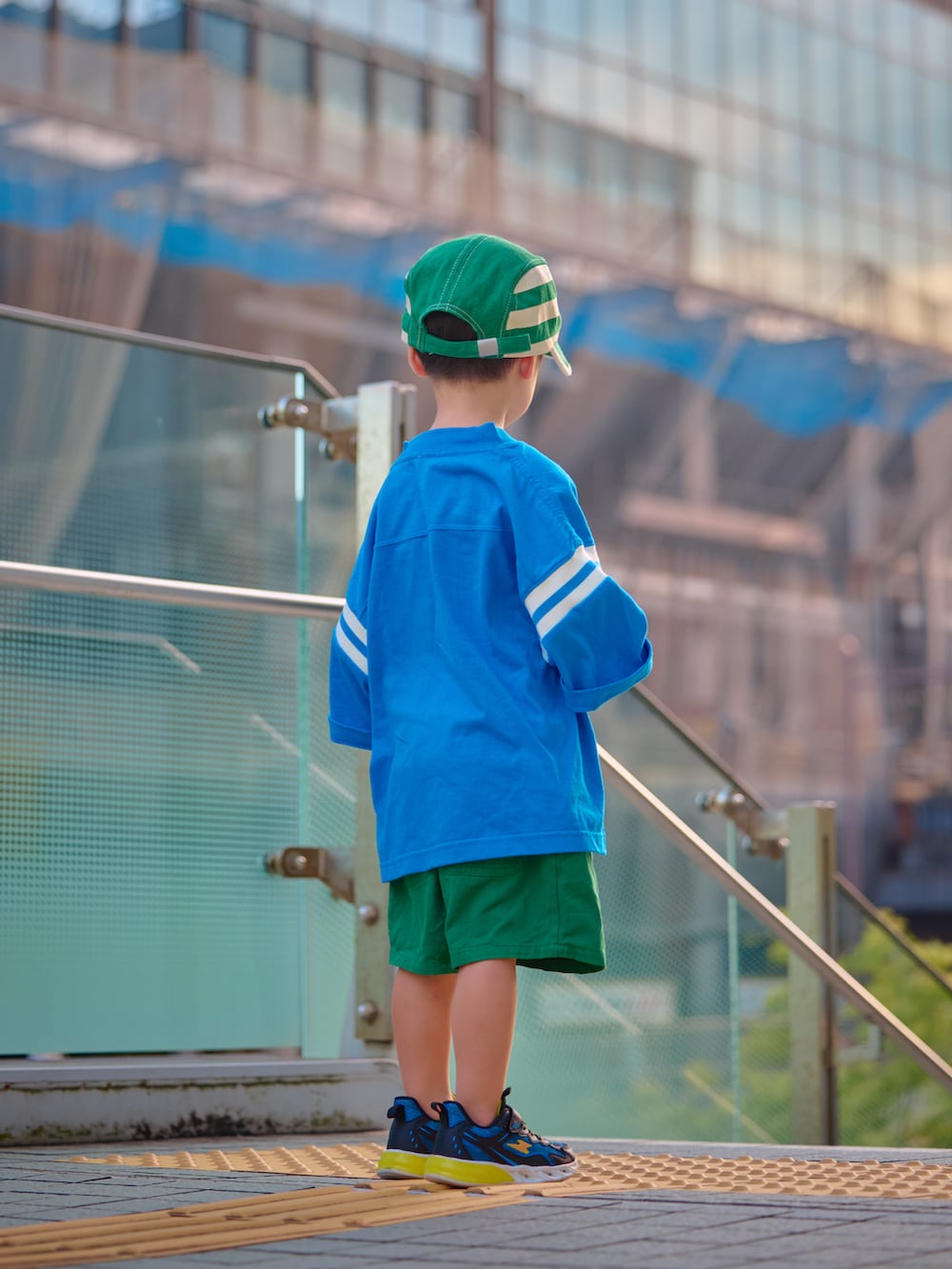 ブルー系のTシャツ/カットソー、グリーン系のその他パンツ、ブルー系のスニーカーを着用したキッズの夏コーディネートの5枚目の写真