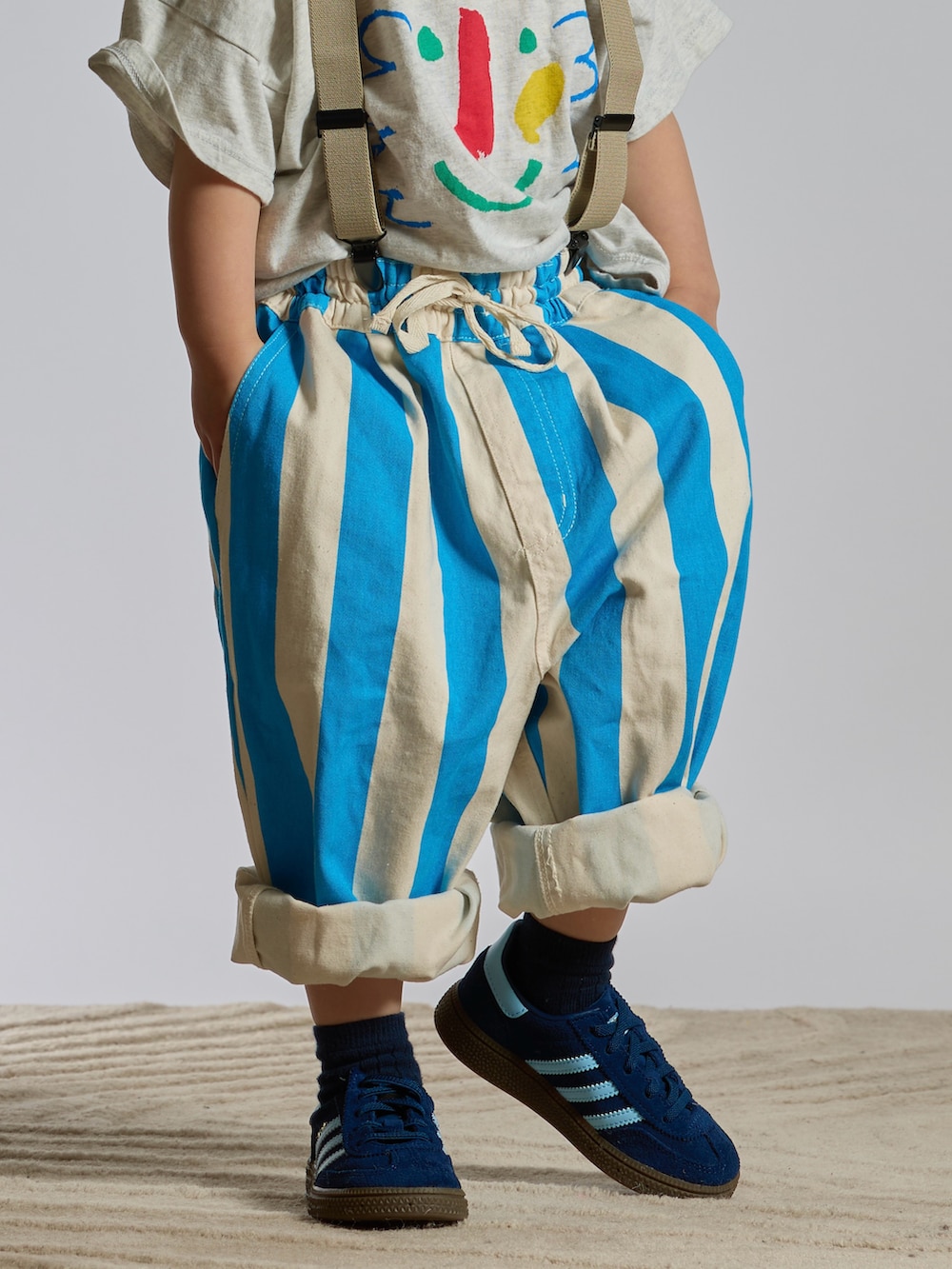 グレー系のTシャツ/カットソー、ブルー系のその他パンツ、ブルー系のスニーカーを着用したキッズの春コーディネートの3枚目の写真