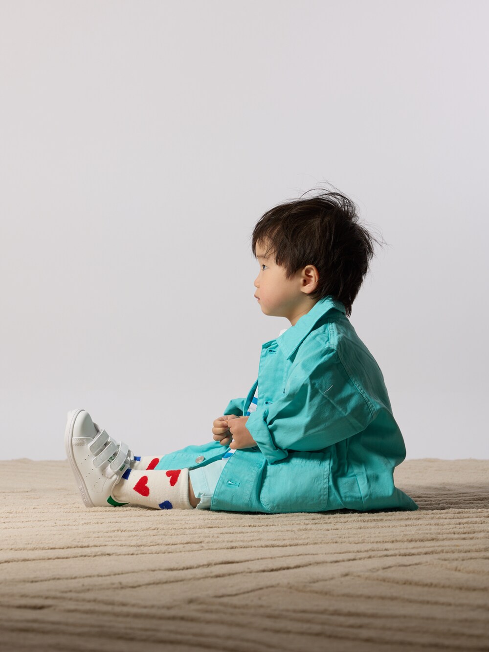 ブルー系のカバーオール、ブルー系のTシャツ/カットソー、ブルー系のその他パンツを着用したキッズの春コーディネートの3枚目の写真