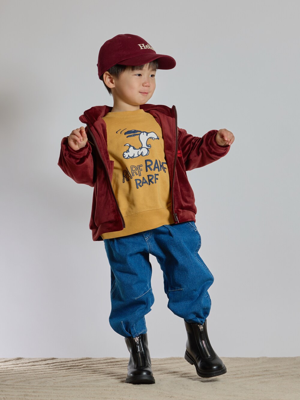 ブラウン系のジャージ、ブルー系のデニムパンツ、ブラック系のブーツを着用したキッズの春コーディネートの2枚目の写真