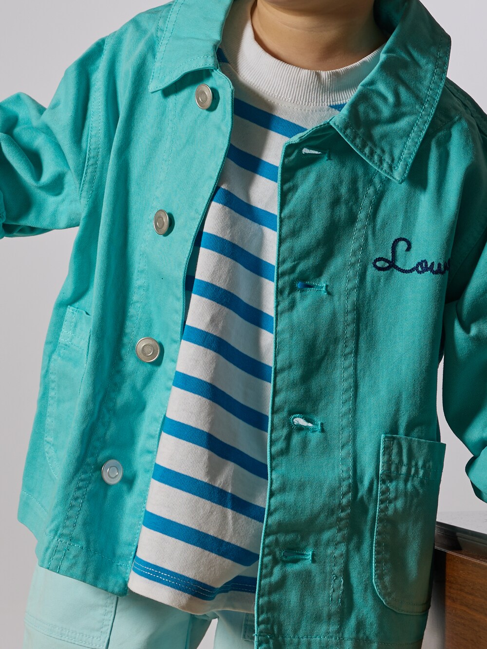 ブルー系のカバーオール、ブルー系のTシャツ/カットソー、ブルー系のその他パンツを着用したキッズの春コーディネートの5枚目の写真