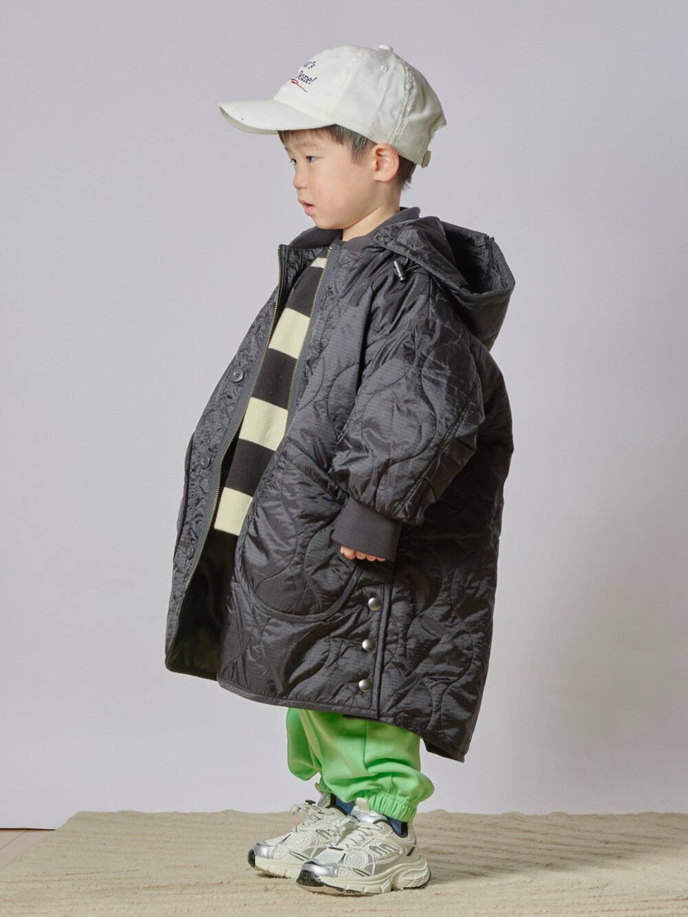 ブラック系のニット/セーター、ブラック系のダウンジャケット/コート、グリーン系のその他パンツを着用したキッズの冬コーディネートの5枚目の写真