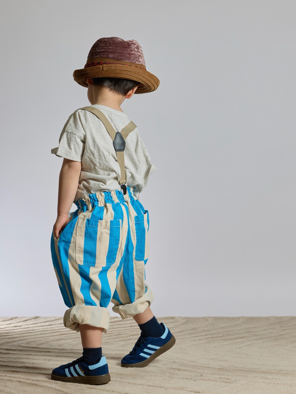 グレー系のTシャツ/カットソー、ブルー系のその他パンツ、ブルー系のスニーカーを着用したキッズの春コーディネートの4枚目の写真