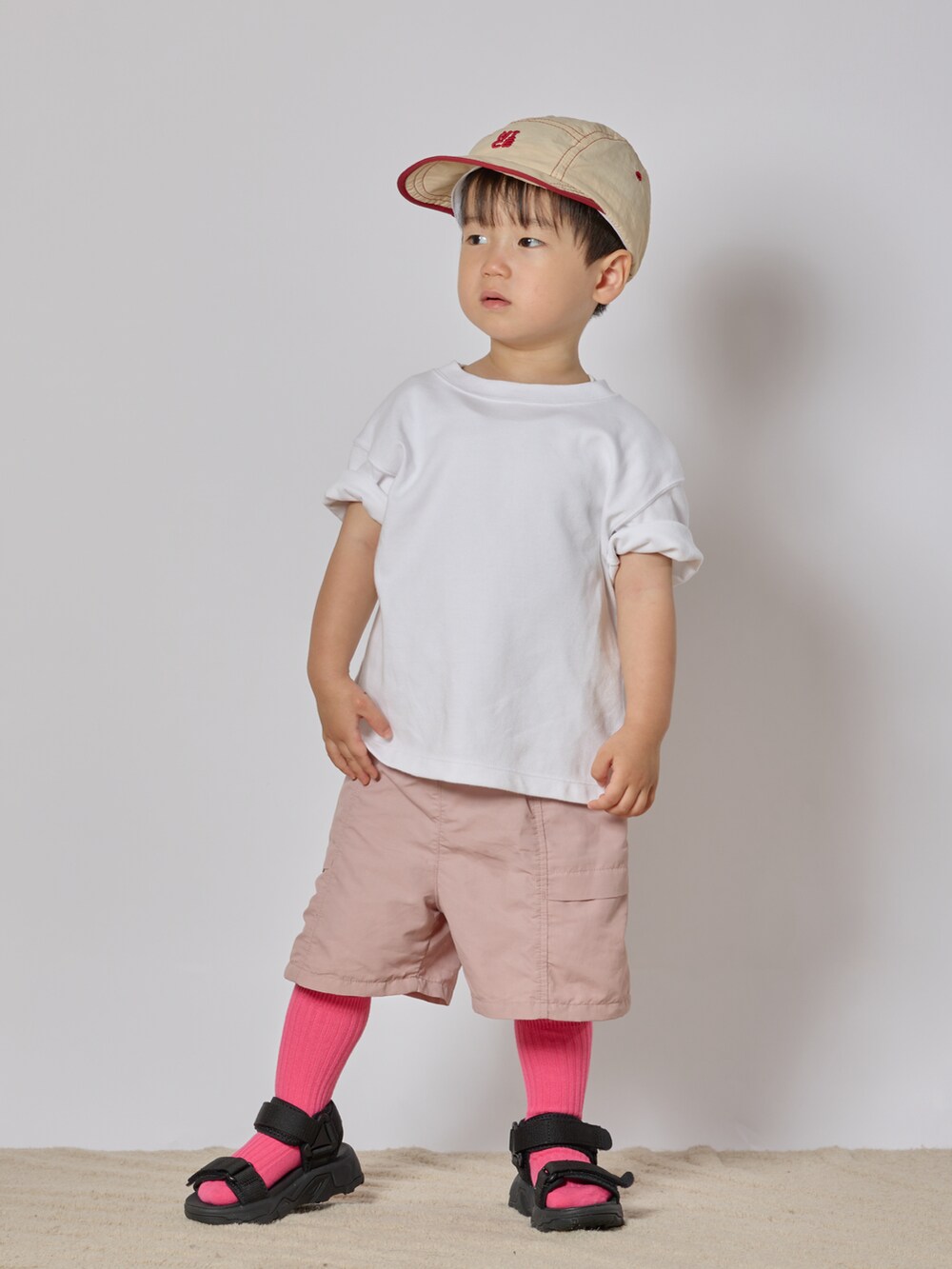 ブラック系のサンダル、ピンク系のその他パンツ、ホワイト系のTシャツ/カットソーを着用したキッズの夏コーディネートの2枚目の写真