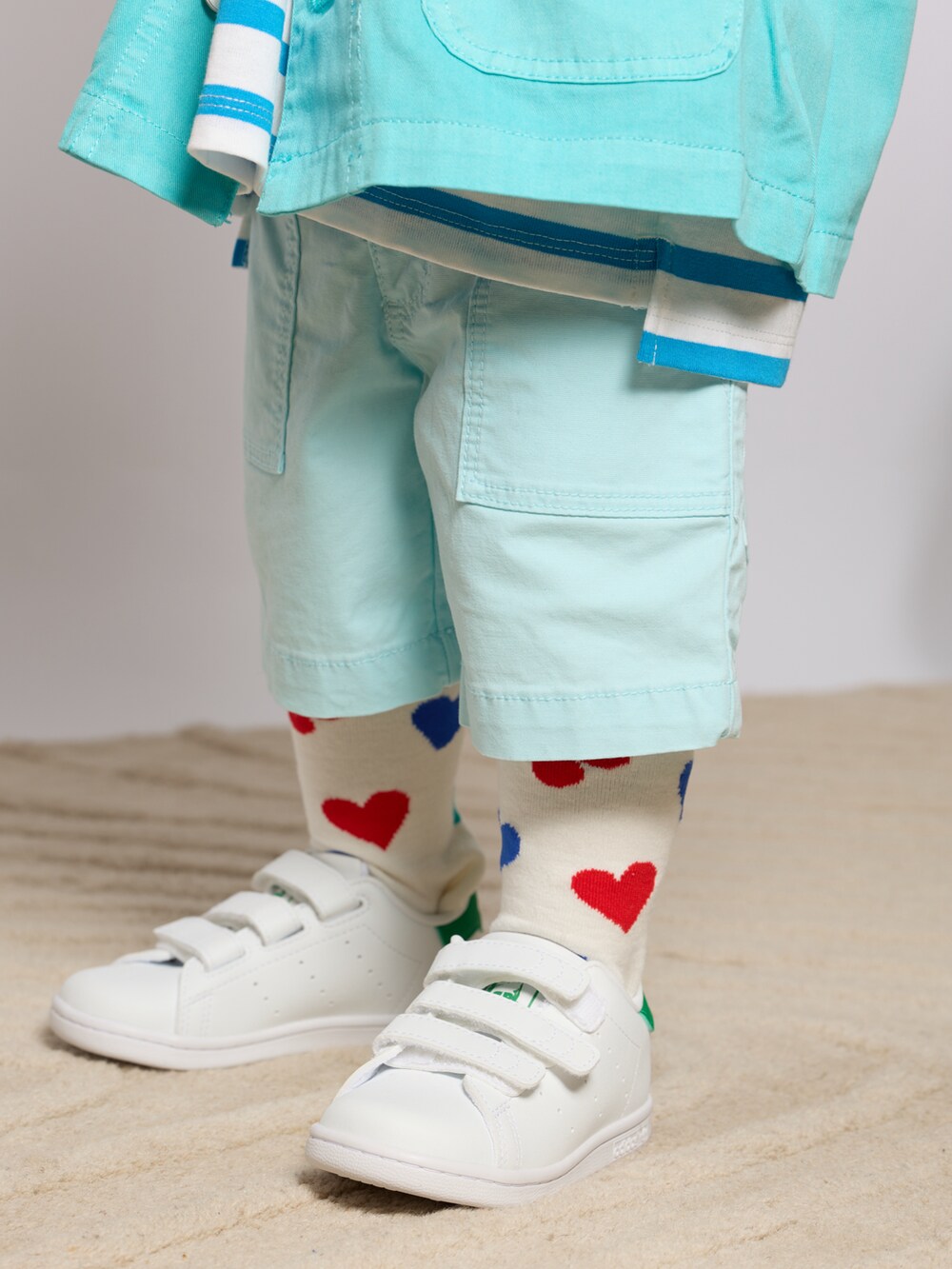 ブルー系のカバーオール、ブルー系のTシャツ/カットソー、ブルー系のその他パンツを着用したキッズの春コーディネートの4枚目の写真