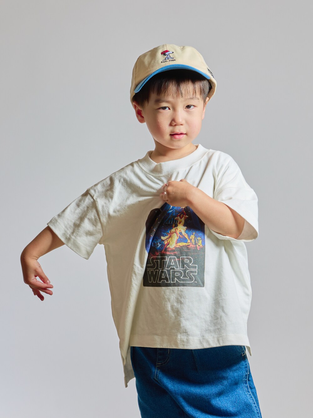 ホワイト系のTシャツ/カットソー、ブルー系のデニムパンツ、ブルー系のスニーカーを着用したキッズの夏コーディネートの2枚目の写真
