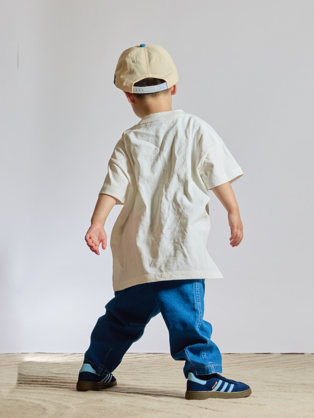 ホワイト系のTシャツ/カットソー、ブルー系のデニムパンツ、ブルー系のスニーカーを着用したキッズの夏コーディネートの4枚目の写真