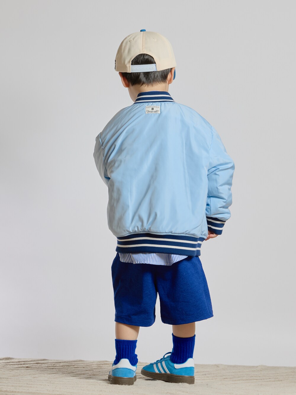 ブルー系のシャツ/ブラウス、ブルー系のその他パンツ、ブルー系のスニーカーを着用したキッズの春コーディネートの4枚目の写真