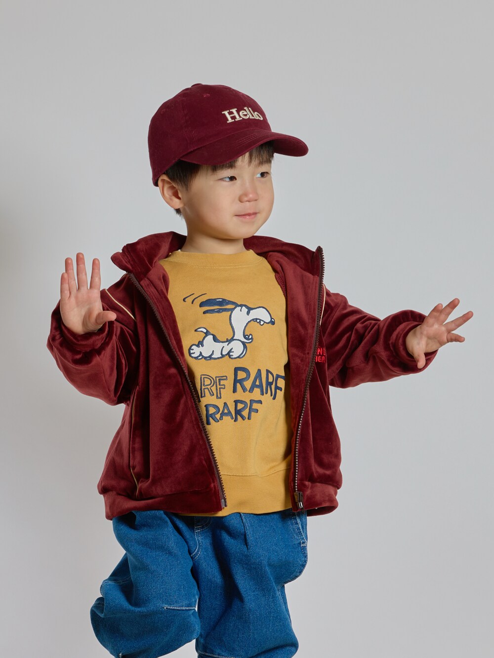 ブラウン系のジャージ、ブルー系のデニムパンツ、ブラック系のブーツを着用したキッズの春コーディネートの3枚目の写真