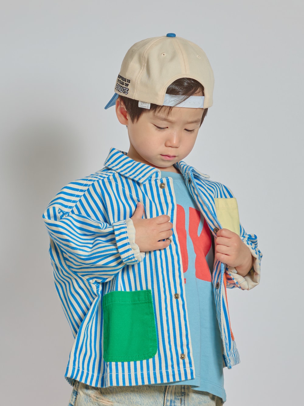 ブルー系のスニーカー、ブルー系のデニムパンツ、ブルー系のカバーオールを着用したキッズの春コーディネートの2枚目の写真