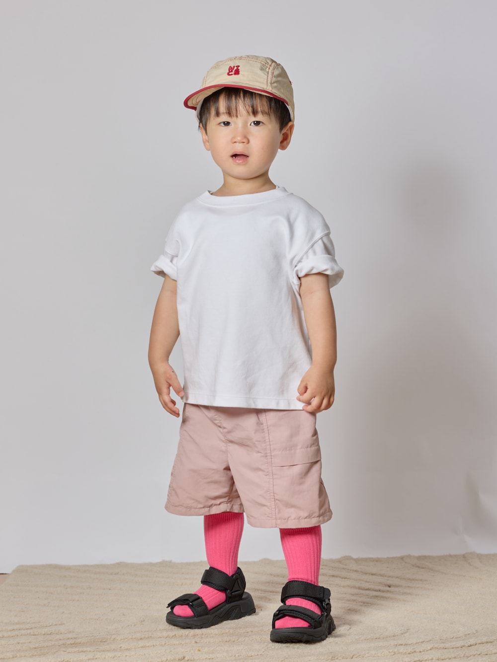 ブラック系のサンダル、ピンク系のその他パンツ、ホワイト系のTシャツ/カットソーを着用したキッズの夏コーディネートの3枚目の写真