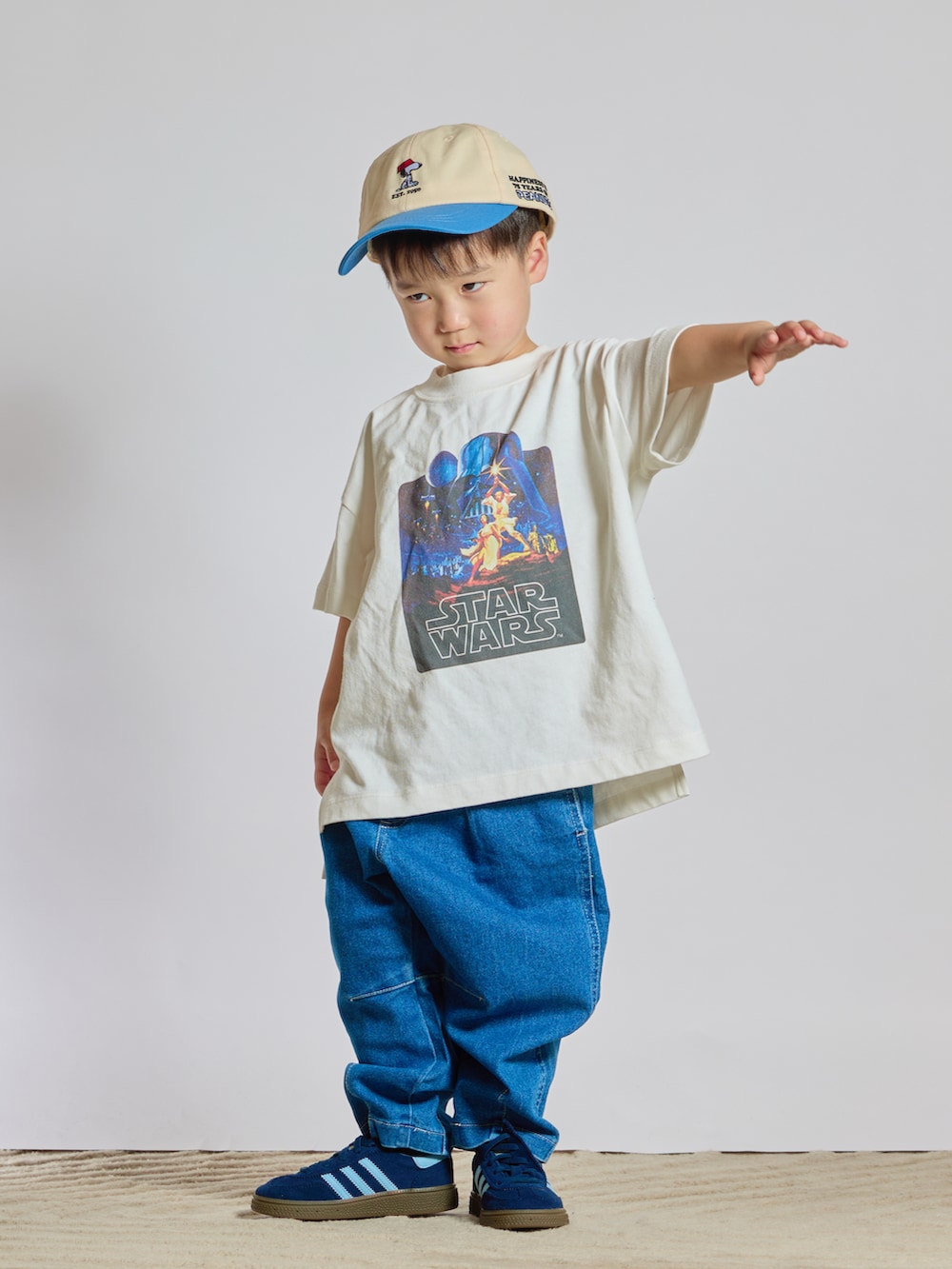 ホワイト系のTシャツ/カットソー、ブルー系のデニムパンツ、ブルー系のスニーカーを着用したキッズの夏コーディネートの3枚目の写真