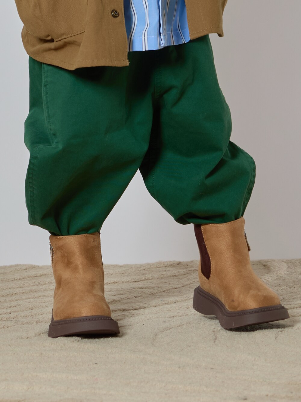 ブルー系のシャツ/ブラウス、ベージュ系のベスト、グリーン系のチノパンツを着用したキッズの春コーディネートの3枚目の写真