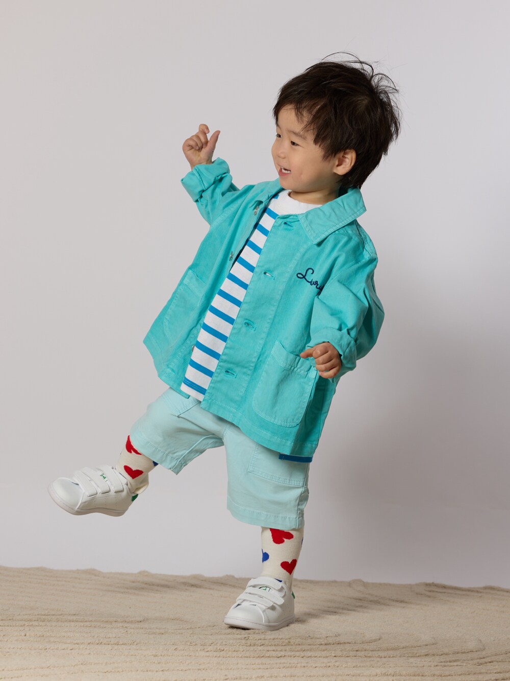 ブルー系のカバーオール、ブルー系のTシャツ/カットソー、ブルー系のその他パンツを着用したキッズの春コーディネートの2枚目の写真