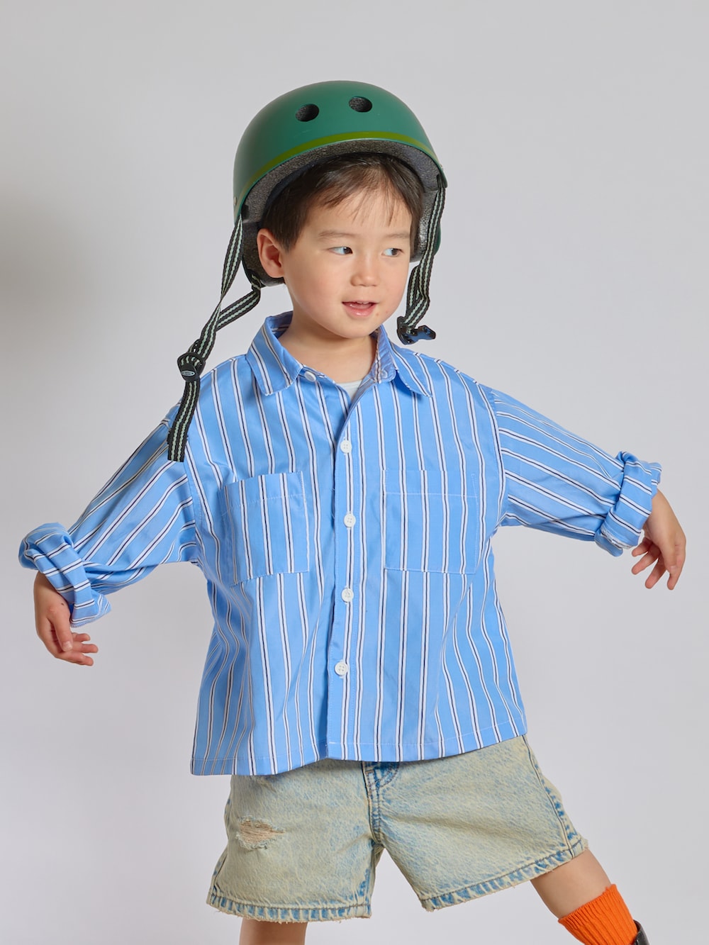 ブラック系のブーツ、ブルー系のデニムパンツ、ブルー系のシャツ/ブラウスを着用したキッズの春コーディネートの2枚目の写真