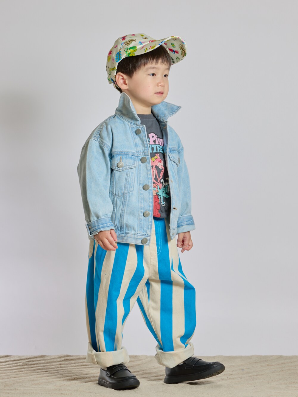 グレー系のTシャツ/カットソー、ブルー系のデニムジャケット、ブルー系のその他パンツを着用したキッズの春コーディネートの5枚目の写真