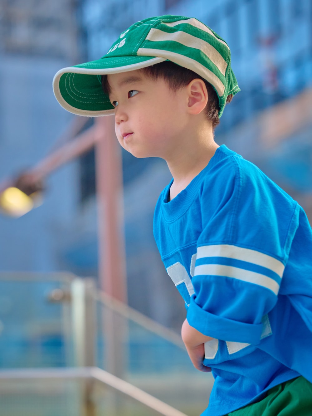 ブルー系のTシャツ/カットソー、グリーン系のその他パンツ、ブルー系のスニーカーを着用したキッズの夏コーディネートの4枚目の写真