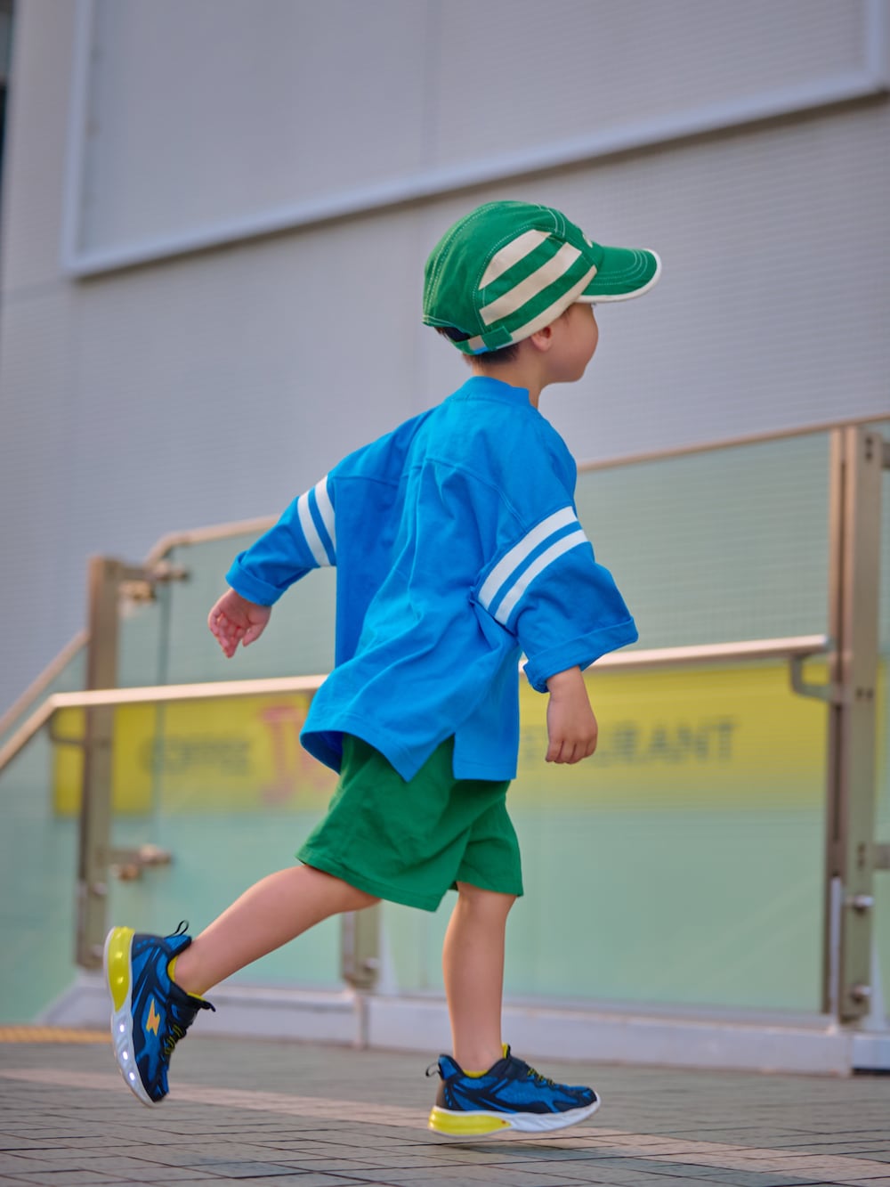 ブルー系のTシャツ/カットソー、グリーン系のその他パンツ、ブルー系のスニーカーを着用したキッズの夏コーディネートの3枚目の写真