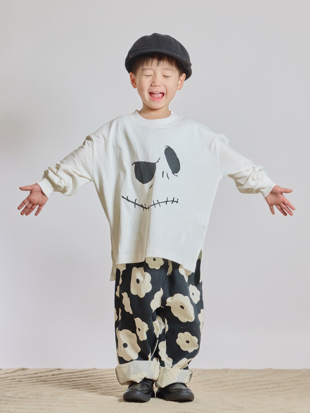 ブラック系のその他パンツ、ホワイト系のTシャツ/カットソー、ブラック系のローファーを着用したキッズの秋コーディネートの5枚目の写真