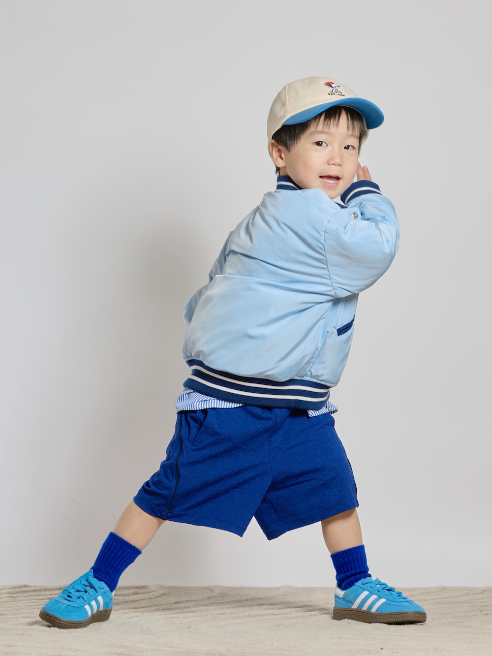 ブルー系のシャツ/ブラウス、ブルー系のその他パンツ、ブルー系のスニーカーを着用したキッズの春コーディネートの2枚目の写真