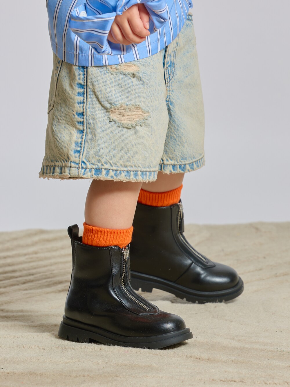 ブラック系のブーツ、ブルー系のデニムパンツ、ブルー系のシャツ/ブラウスを着用したキッズの春コーディネートの3枚目の写真