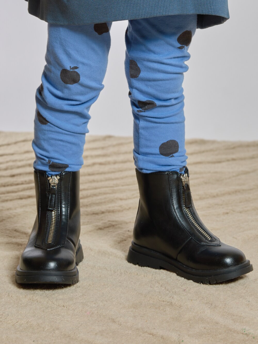 ブルー系のTシャツ/カットソー、イエロー系のナイロンジャケット、ブラック系のブーツを着用したキッズの秋コーディネートの3枚目の写真