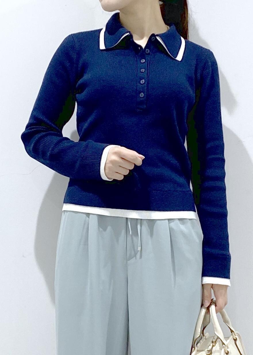 ホワイト系のボストンバッグ、ホワイト系のパンプス、ブルー系のニット/セーターを着用したレディースの冬コーディネートの9枚目の写真