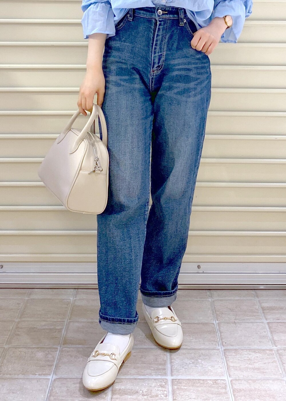 「低身長、低身長コーデ、フリル、フリルブラウス、レース、デニム、ハルタ、HARUTA、フラットシューズ、パール、サックス、RP2504、春コーデ、初夏コーデ、デートコーデ」｜「ROPE' PICNICのマルチウェイセパレートパールネックレス＆ブローチ（ネックレス、ゴールド系）」を使った、Sayuさん（レディース・155cm）の春コーディネートの10枚目の写真