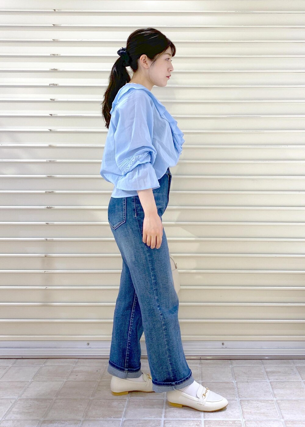 「低身長、低身長コーデ、フリル、フリルブラウス、レース、デニム、ハルタ、HARUTA、フラットシューズ、パール、サックス、RP2504、春コーデ、初夏コーデ、デートコーデ」｜「ROPE' PICNICのマルチウェイセパレートパールネックレス＆ブローチ（ネックレス、ゴールド系）」を使った、Sayuさん（レディース・155cm）の春コーディネートの7枚目の写真
