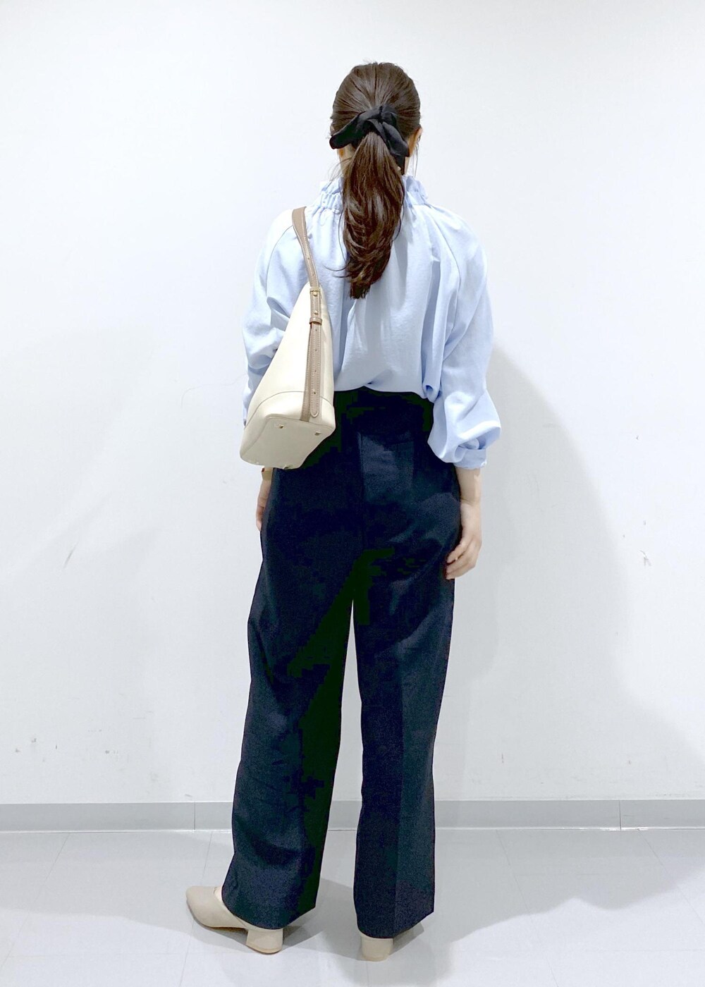 ベージュ系のパンプス、ホワイト系のショルダーバッグ、ブルー系のシャツ/ブラウスを着用したレディースの冬コーディネートの6枚目の写真