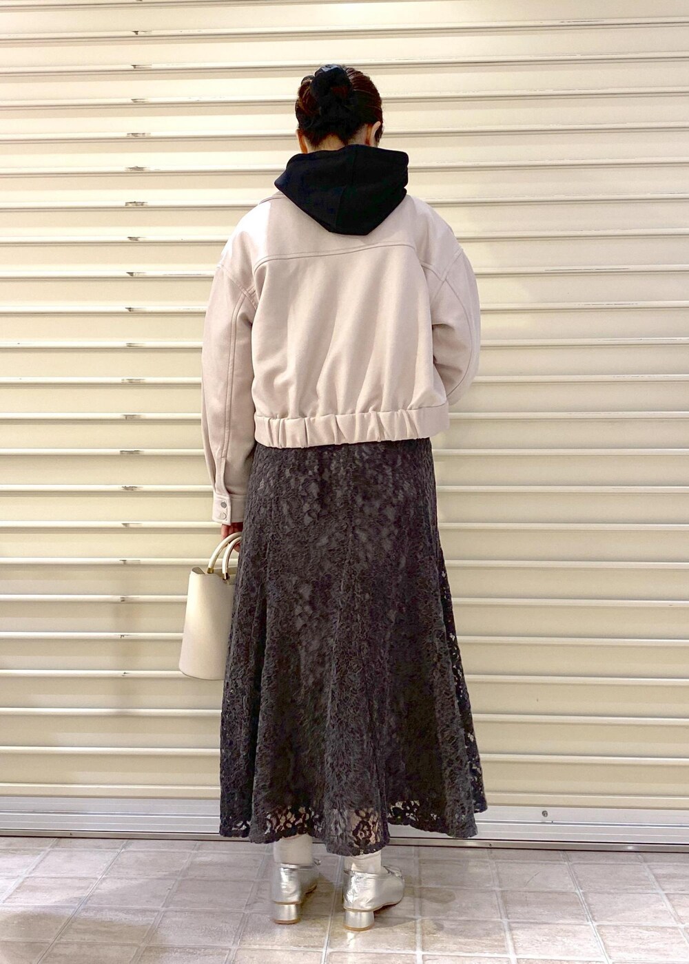 「フーディー、レース、ブラック、グレー、チャコール、シルバー、ホワイト、リボン、秋コーデ、お出かけコーデ、女子会コーデ、スカートスタイル、カジュアルコーデ、フェミニンコーデ、ROPÉ PICNIC」｜「ROPE' PICNICのリボンギャザーミドルヒールパンプス（パンプス、シルバー系）」を使った、Sayuさん（レディース・155cm）の秋コーディネートの5枚目の写真