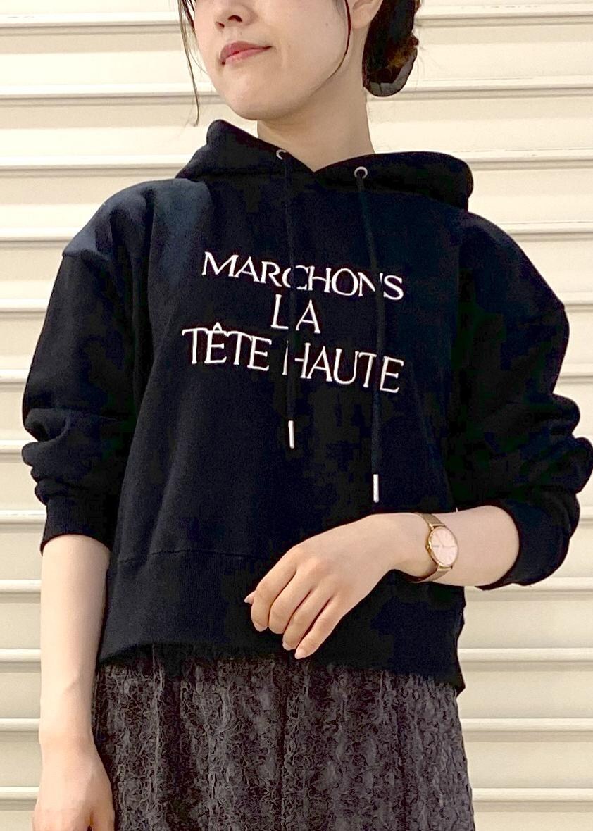 シルバー系のパンプス、ブラック系のパーカー、グレー系のスカートを着用したレディースの秋コーディネートの8枚目の写真